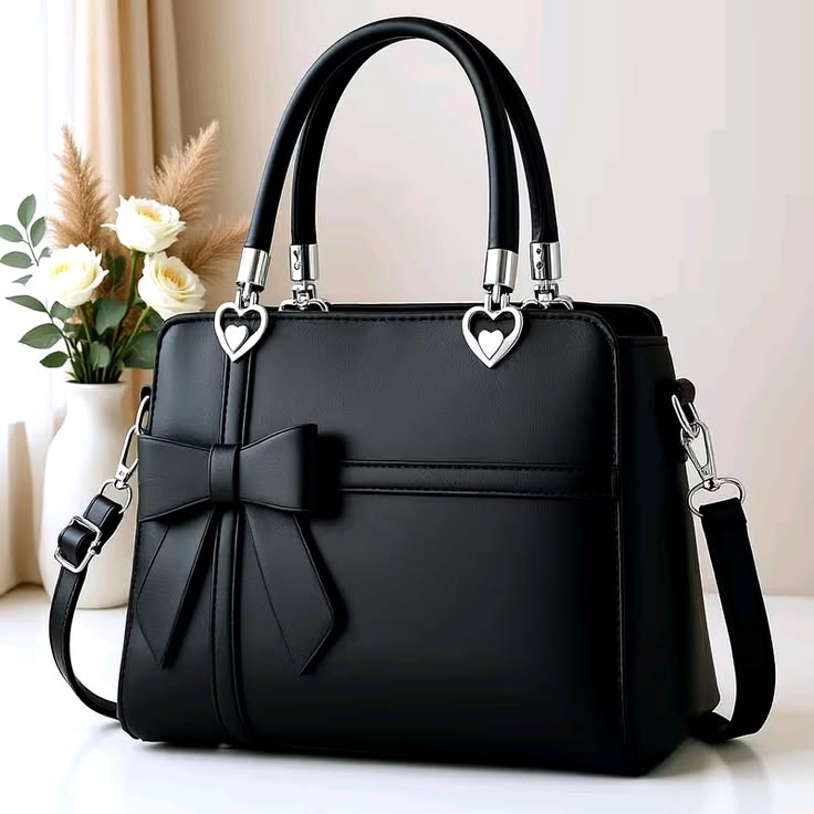 BEAUTIFUL BLACK LEATHER HAND BAG
